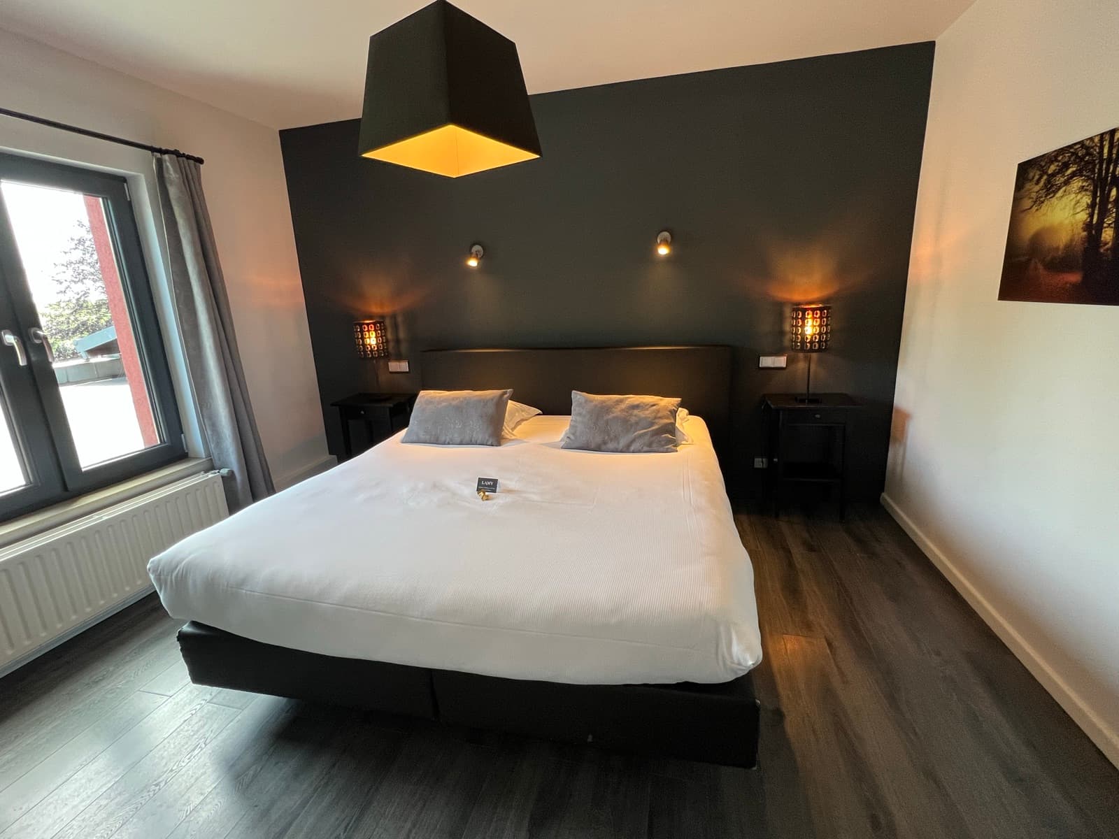 Chambre classique, lit king size et tête de lit sombre