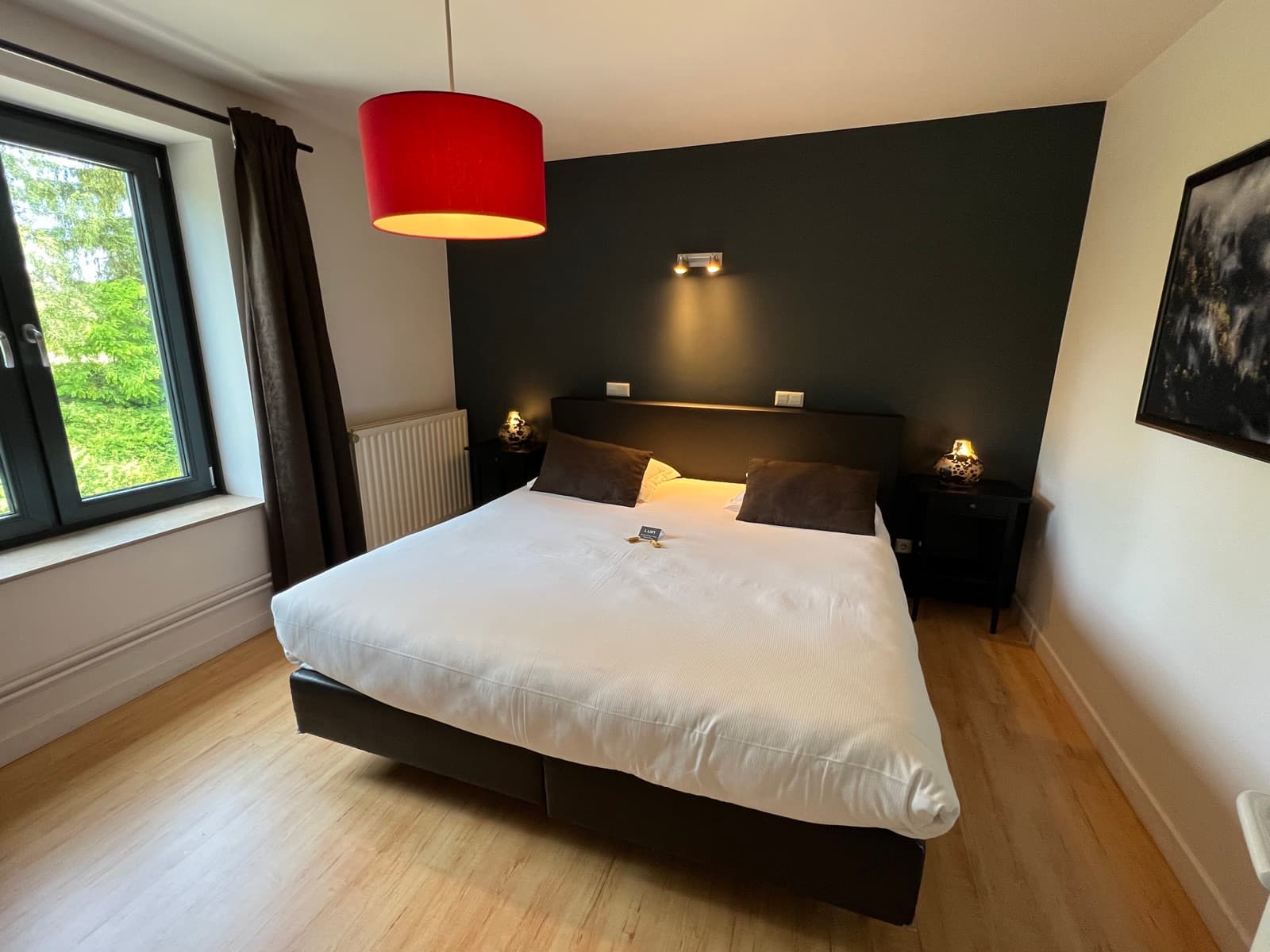 Chambre confort baignée de lumière, fenêtres sur la verdure