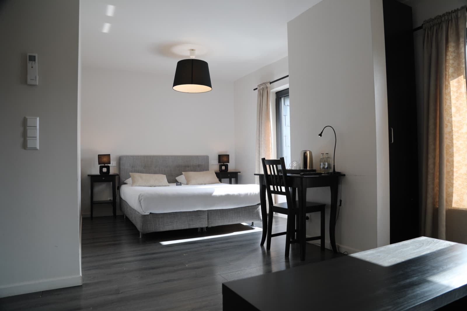 Grande chambre familiale avec coin bureau