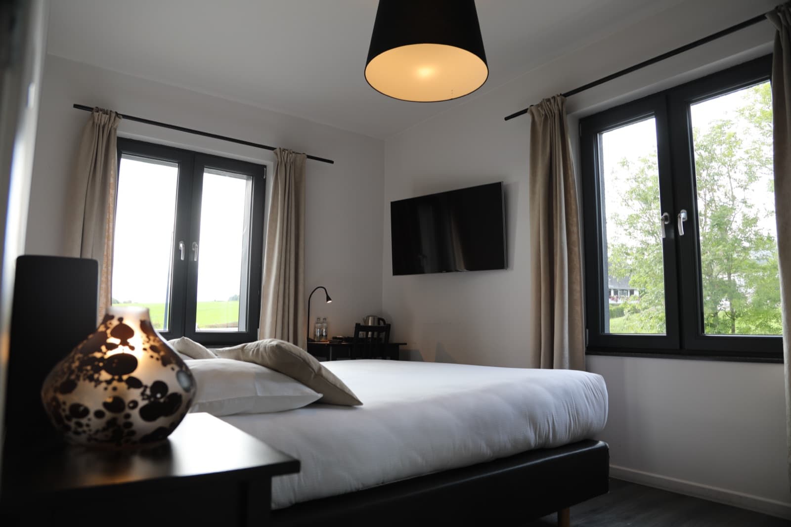 Chambre supérieure, grand lit et lumière sur la campagne